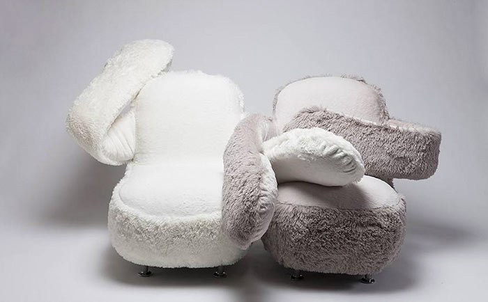 02--free-hug-sofa