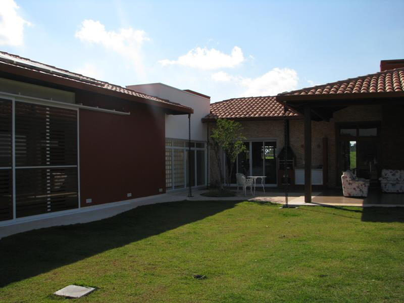 CASA EM JUNDIAÍ. As paredes externas da casa projetada por Juliana Sorolla Mancini possuem diferentes revestimentos: a de tijolos foi feita com peças caiadas (tijolo comum, assentado com junta seca e com a aplicação, após a secagem, de tinta a base de cal). Já a parte branca recebeu massa acrílica e aplicação de tinta acrílica (branco neve).