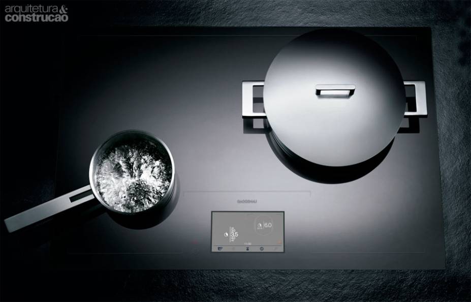 Design no topo. Minimalistas e com recursos inteligentes, os modelos vitrocerâmicos ao lado fazem muito mais do que esquentar alimentos. Inteiramente preto, o CX 491, da marca alemã Gaggenau, contém indutores em toda a superfície – o fogão reconhece o tamanho e a forma das panelas. Mede 90,8 x 54 x 9 cm e custa R$ 12 mil.