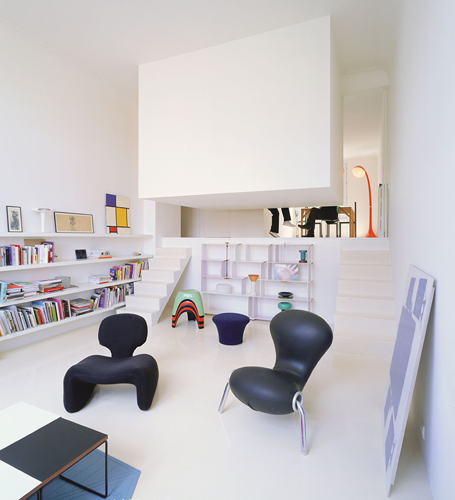 02-o-quarto-fica-suspenso-em-um-cubo-neste-apartamento-pequeno-em-paris