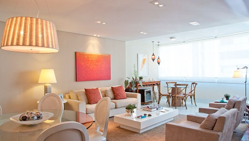 O espa&ccedil;o de 46 m&sup2;, decorado por Patricia K Pasquini, possui v&aacute;rias fun&ccedil;&otilde;es: espa&ccedil;o de leitura, sala de jantar, sala de estar, entre outras. A varanda foi integrada &agrave; sala, ampliando o espa&ccedil;o e ajudando na ilumina&ccedil;&atilde;o natural do ambiente.