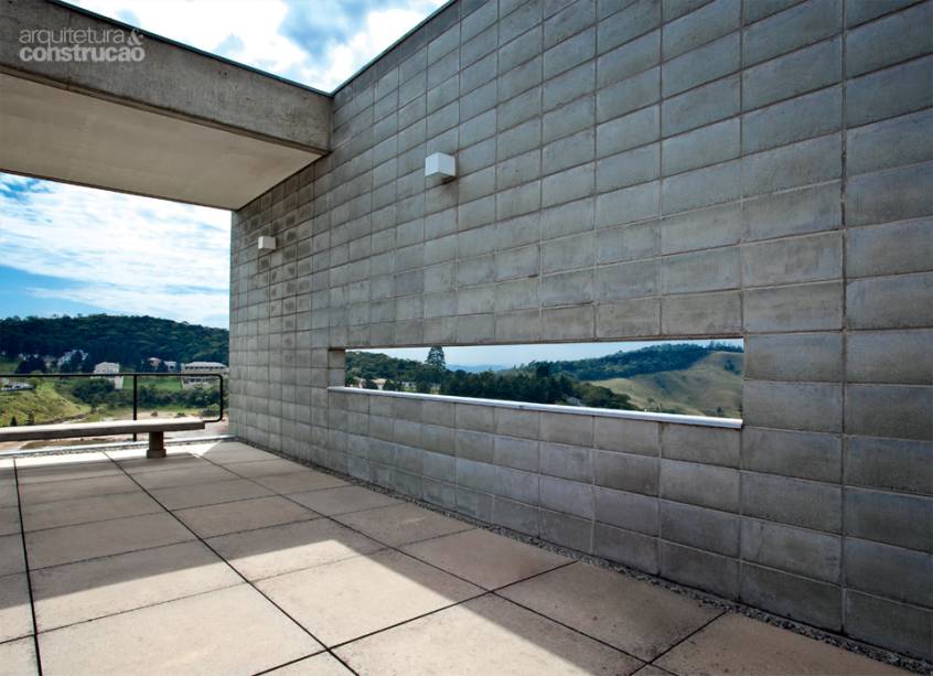 FORÇA EM BLOCO. Uma vez erguida a estrutura da casa, não houve mais necessidade de qualquer tipo de acabamento: até mesmo no interior as paredes periféricas exibem seus blocos de concreto originais, de 20 x 40 cm e altura de 20 cm. “Gosto de aproveitar a qualidade do material, sem esconder ou remendar. Se está bemfeito, por que não ficar à vista?”, questiona o arquiteto Cesar Shundi Iwamizu, autor da obra. Para ele, assumir o estado cru de um revestimento requer mais elaboração. “Aqui, especifiquei com minúcia a montagem dos blocos, para gerar menos cortes.” Repare ainda como as placas de 80 x 80 cm do piso, também de concreto, acompanham a modulação da parede. FORÇA EM BLOCO. Uma vez erguida a estrutura da casa, não houve mais necessidade de qualquer tipo de acabamento: até mesmo no interior as paredes periféricas exibem seus blocos de concreto originais, de 20 x 40 cm e altura de 20 cm. “Gosto de aproveitar a qualidade do material, sem esconder ou remendar. Se está bemfeito, por que não ficar à vista?”, questiona o arquiteto Cesar Shundi Iwamizu, autor da obra. Para ele, assumir o estado cru de um revestimento requer mais elaboração. “Aqui, especifiquei com minúcia a montagem dos blocos, para gerar menos cortes.” Repare ainda como as placas de 80 x 80 cm do piso, também de concreto, acompanham a modulação da parede.