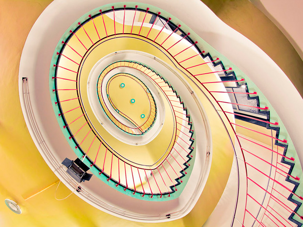 02-veja-as-escadas-em-espiral-mais-psicodelicas-do-mundo