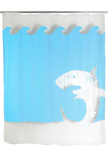 Com esta cortina, a musiquinha do filme Tubarão será a trilha sonora oficial do banho. O desenho do oceano destaca a silhueta do tubarão transparente. Da Kikkerland, sai por US$ 17.99 na ModCloth.