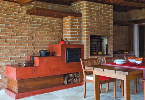 Os moradores queriam um lugar t&atilde;o exclusivo que fizeram quest&atilde;o de percorrer toda a regi&atilde;o da serra da Mantiqueira, conta o arquiteto paulistano Paulo Segall, respons&aacute;vel pelo projeto. O peda&ccedil;o de terra idealizado deveria ter um tanto de isolamento, com uma vasta por&ccedil;&atilde;o de natureza, numa cidade serrana, pois o casal aprecia as noites frias. A cozinha, sala de estar e sala de refei&ccedil;&otilde;es com fog&atilde;o e forno a lenha supriram todos os pedidos.