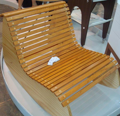 Flavia Pagotti Silva optou pela madeira de demolição na produção da cadeira Onda. As peças são produzidas pela Associação Comunitária Monte Azul.