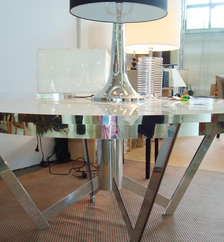 A designer Ana Lazz lançou seu trabalho independente na Paralela. A mesa desmontável é toda feita em módulos de alumínio. A idéia foi fazer um móvel prático, que pode ser levado para um apartamento pelo elevador, sem necessidade de ser içado.