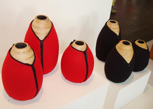 Roupas de neopreme para vasos são a nova idéia do designer Leonardo Bueno. Os modelitos são parte da coleção Outono Inverno.