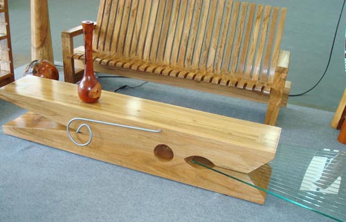 A mesa do designer Tunico Lages tem formato de prendedor de roupa e é feita em madeira de reflorestamento.