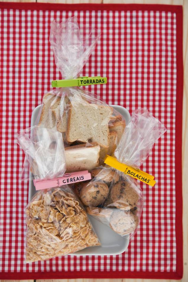 Além de fechar as sacolas, os prendedores servem para nomear que alimento está guardado. Os prendedores foram pintados com tinta acrílica e a identificação foi feita com caneta permanente. Além de fechar as sacolas, os prendedores servem para nomear que alimento está guardado. Os prendedores foram pintados com tinta acrílica e a identificação foi feita com caneta permanente.