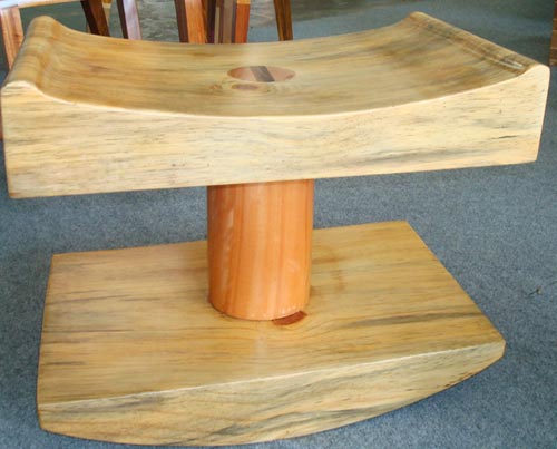 Pinus e Eucalipto de reflorestamento dão forma ao banquinho do designer Tunico Lages. O banquinho é homenagem ao Pintor Rubem Valentim.