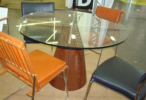 Novidade de Pedro Useche pela Mais Design, a mesa Cruz Redonda é feita de louro preto com cruz de vidro.