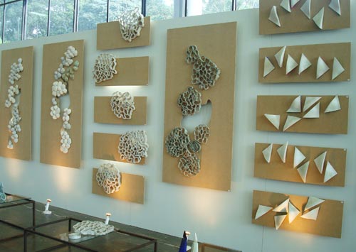 A escultora e designer Norma Grinberg montou painéis com suas esculturas de cerâmica. Os painéis são lúdicos, com módulos que se multiplicam.
