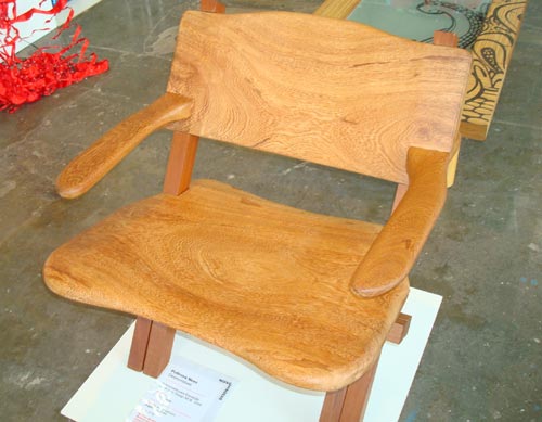 Mais uma das obras do projeto Novo Desenho, a poltrona nexo é feita de jatobá certificado. O design é de Carolos Simas e imita um quebra-cabeça. Ela é completamente desmontável.