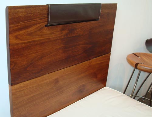 Projeto de Ilse Lang pela Faro Design, a cama Clina tem estrutura de aço e espaldar de madeira com detalhe de couro.