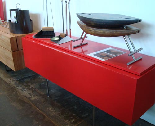 A Faro Design lança o gaveteiro de MDF laminado vermelho. A peça possui um tampo que pode ser erguido, transformando-se em uma escrivaninha.