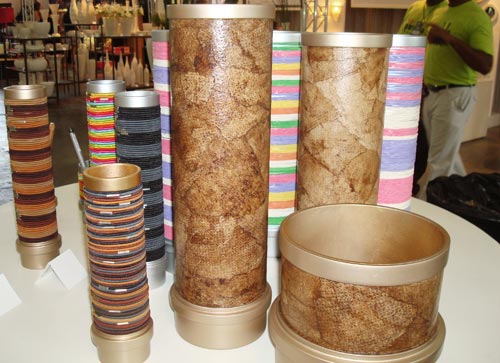 A designer Francisca Junqueira usou materiais comuns como tubos de PVC para desenvolver vasos e porta lápis. O acabamento é feito em elásticos ou filtros de café usados. A confecção das peças é realizada pela ONG Planeta Criança, de Santana do Parnaíba.