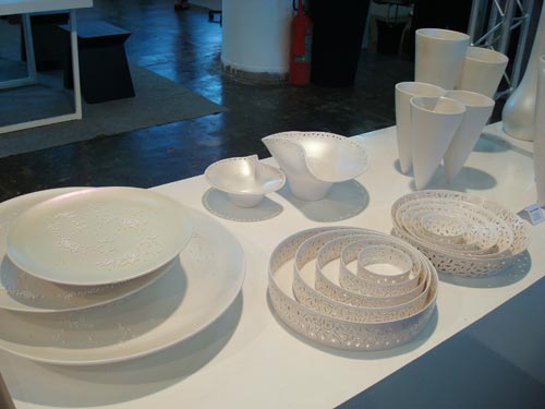 Svenja Kalteich apresenta a nova linha Pérola. São vasos, cinzeiros e fruteiras de cerâmica com acabamento em pintura a frio em estilo perolado.