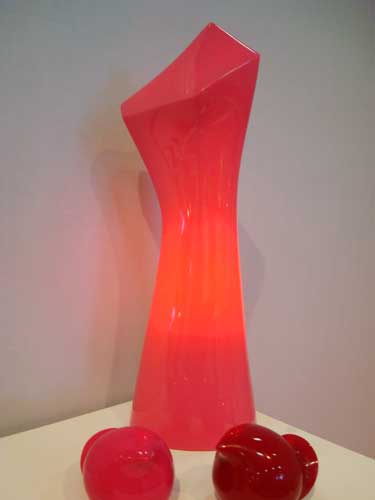 A luminária de resina colorida imita o gesto humano de fazer figas. A peça é da designer Daniela Ktenas.