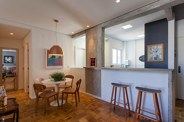 Apê de 80 m² aposta na integração de ambientes e no cimento queimado
