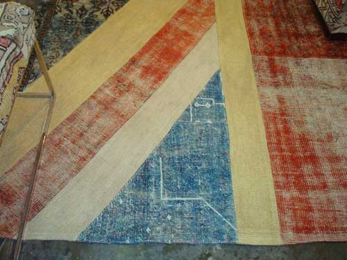 Tapete feito de patchwork de tapetes antigos. O design com a bandeira inglesa é do turco Celal Berket.
