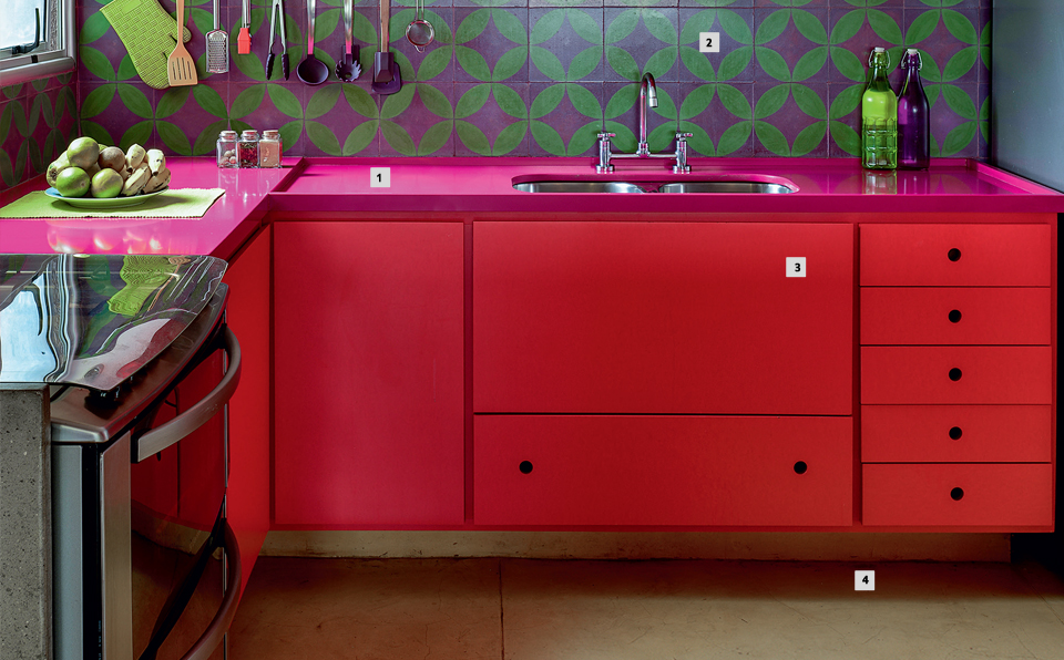 03-adriana-yazbek-assina-cozinha-vermelha-verde-rosa-e-roxa