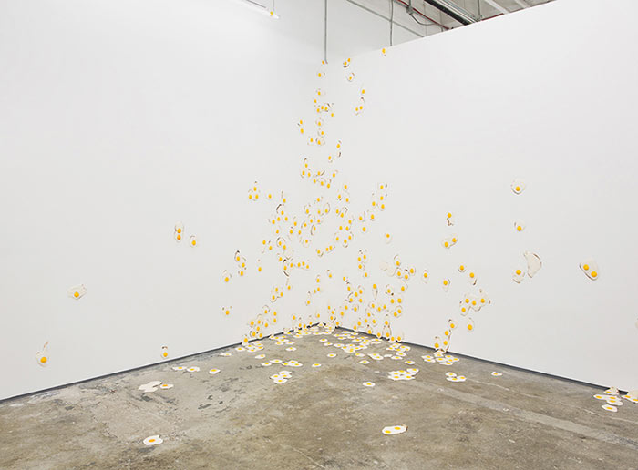 03-artista-cria-instalacao-em-nova-york-com-7-mil-ovos-fritos