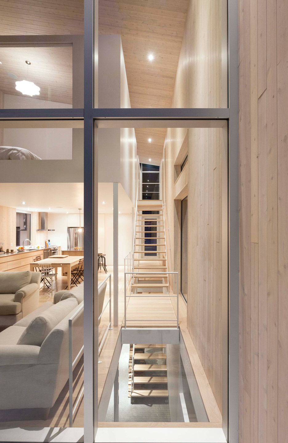 03-casa-compacta-se-integra-a-floresta-em-quebec