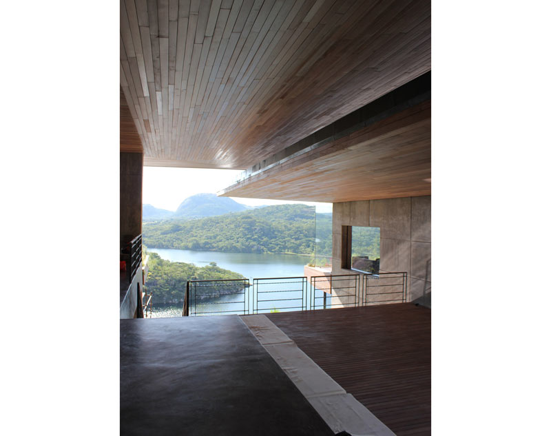03-casa-de-madeira-e-granito-parece-flutuar-a-beira-de-barragem-africana