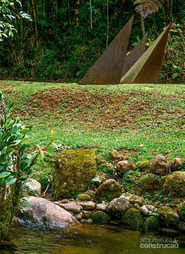 03-casa-de-madeira-entre-um-rio-da-serra-fluminense