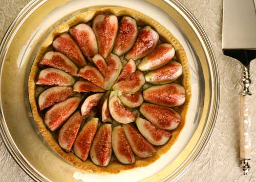 A torta doce &eacute; feita pelo chef Jo&atilde;o Belezia com massa crocante, figos fresc...