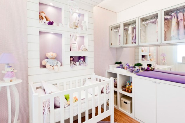 Para o quarto desta menina, arquitetos Débora Dalanezi e Marcello Sesso usaram carneirinhos como tema e atenderam o pedido da mãe do bebê, que queria que o quarto de 8 m² fosse feminino, aconchegante e que brincasse com os tons de lilás.
