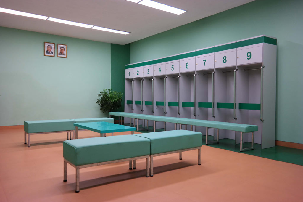 03-decoracao-na-coreia-do-norte-lembra-cenarios-dos-filmes-de-wes-anderson