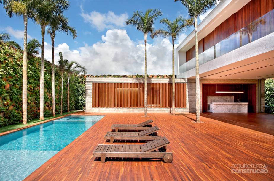 Como é muito aproveitado, o trecho ao redor da piscina ganhou vasto deck de cumaru, perfeito paraos banhos de sol. O jardim, então, migrou para o muro de pedra moledo. Guaimbês e filodendros-xanadu foram plantados entre os blocos de forma a parecer que nasceram espontaneamente ali. Projeto de Guilherme Torres.