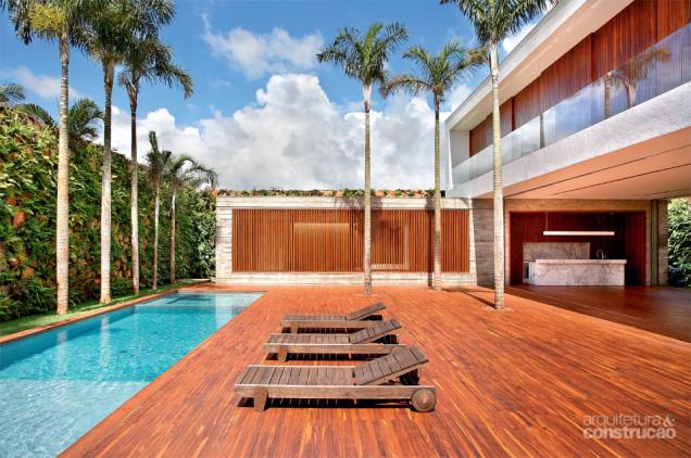 Como é muito aproveitado, o trecho ao redor da piscina ganhou vasto deck de cumaru, perfeito paraos banhos de sol. O jardim, então, migrou para o muro de pedra moledo. Guaimbês e filodendros-xanadu foram plantados entre os blocos de forma a parecer que nasceram espontaneamente ali. Projeto de Guilherme Torres. Como é muito aproveitado, o trecho ao redor da piscina ganhou vasto deck de cumaru, perfeito paraos banhos de sol. O jardim, então, migrou para o muro de pedra moledo. Guaimbês e filodendros-xanadu foram plantados entre os blocos de forma a parecer que nasceram espontaneamente ali. Projeto de Guilherme Torres.