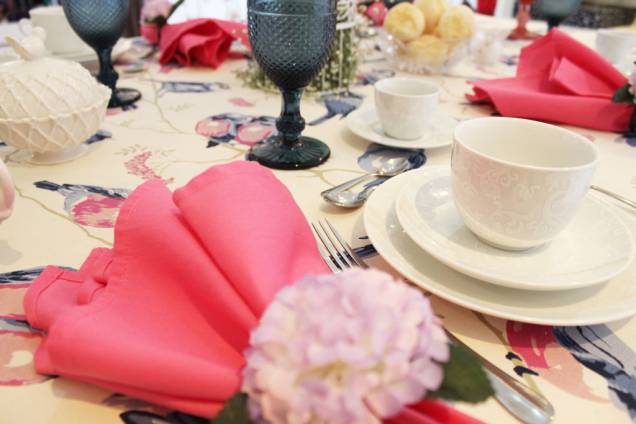 Para combinar com a toalha de mesa, foi escolhido um guardanapo pink e liso. Para combinar com a toalha de mesa, foi escolhido um guardanapo pink e liso.