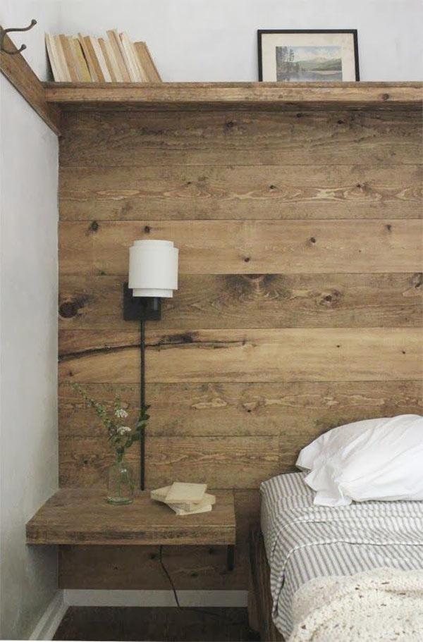 Um painel de madeira também é um opção como cabeceira, assim, não dá a impressão de que sua cama foi apenas encostada na parede e o quarto fica mais aconchegante.