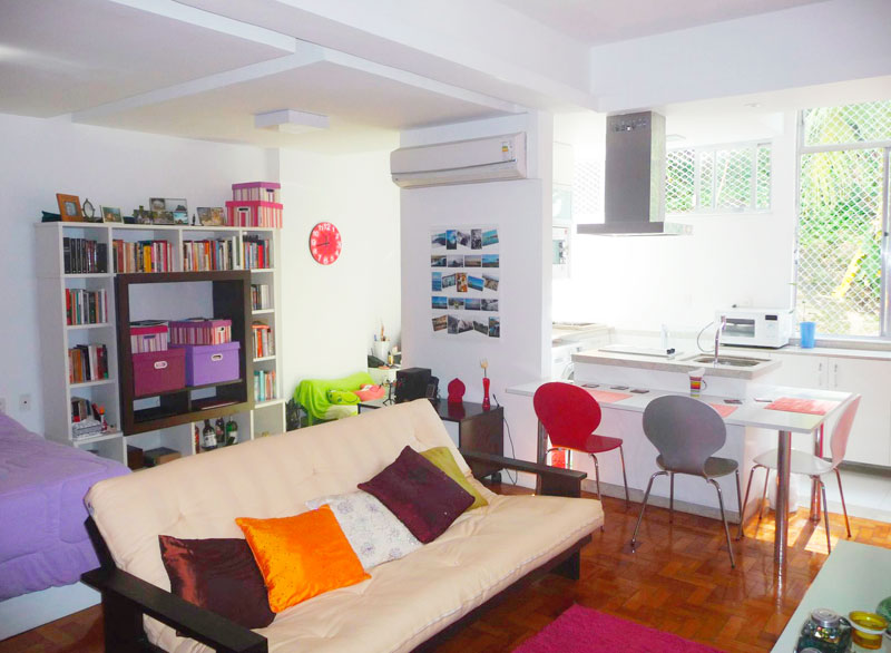 Neste loft, projetado pela arquiteta Maria Helena Torres, a sala tem inúmeras funções. No ambiente de 38 m², a moradora dorme, cozinha, trabalha e assiste TV. Ao derrubar as paredes do apartamento para transformá-lo num loft, a moradora optou por deixar o ambiente aberto, sem divisórias, com portas de correr.