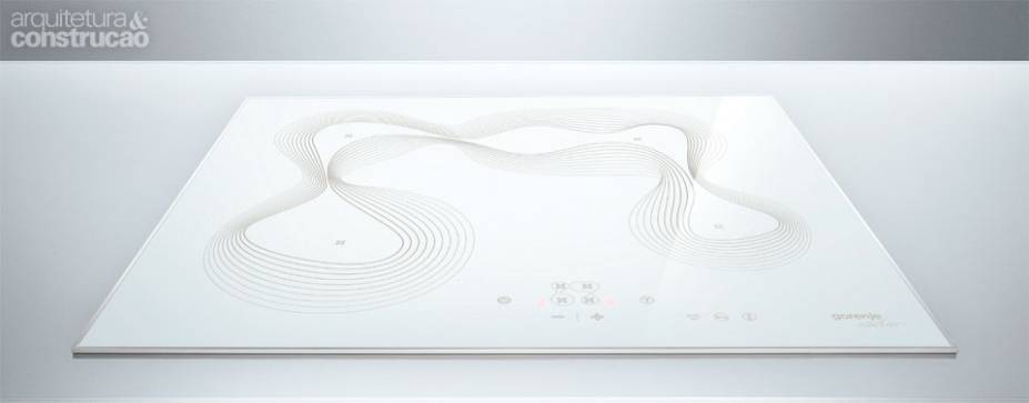 Cooktops esbanjam tecnologia e beleza. Predominantemente branca, a opção elétrica (60 x 51,4 x 5,5 cm) da grife eslovena Gorenje leva o traçado do designer egípcio Karim Rashid. O motivo orgânico delineia as quatro zonas de aquecimento. Mecanismo antitransbordamento e dispositivo de pausa na cocção figuram entre os incrementos (timer, indicador de calor residual e trava de segurança constam de ambos os aparelhos). Valor em São Paulo: R$ 4 590.