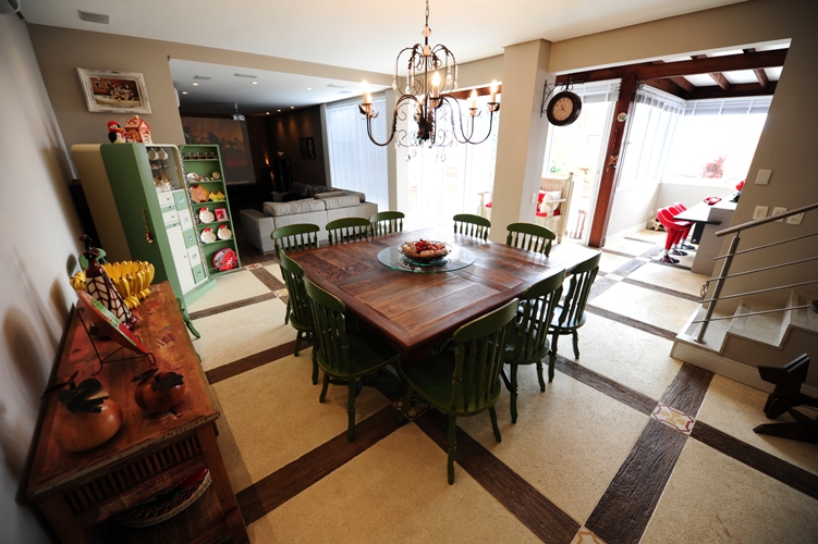 Na área de refeições e na cozinha gourmet (de 35 m²), foram mesclados três pisos: piso cimentício da linha premium da Arte Piso que mede 1 x 1 m; piso cimentício da linha rústica da Arte Piso com medida especial 1 x 0,20m encomendada para poder fechar a moldura nos cantos com o ladrilho hidráulico Pelotense, que mede 20 x 20 cm.
