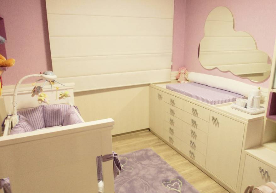 Este quarto de 11m² foi projetado para uma menina pelo arquiteto Marlon Krake. Com o papel de parede, os nichos em laca, espelho e cores suaves, Marlon atendeu ao pedido do casal de que tivesse tons de lilás ao longo do ambiente. Na bancada de troca, todos os materiais ficam à mão e uma poltrona confortável para amamentação tem apoio de um móvel baixo. A posição do berço fica longe de janelas para a segurança do bebê e os tons claros do MDF Rovere Bianco (Masisa) são de fácil manutenção.