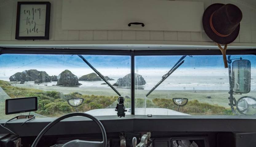 03-casal-muda-de-vida-transforma-onibus-escolar-casa-sobre-rodas-tiny-homes