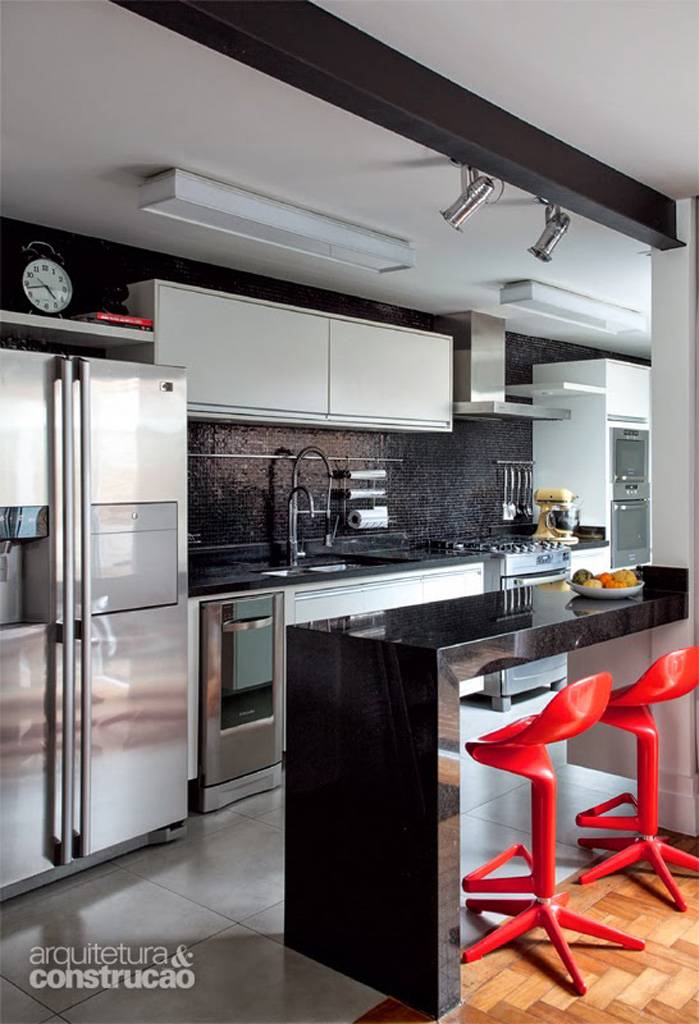 Geladeira perto da entrada: quem vai somente pegar uma &aacute;gua na geladeira atrapalha menos quem est&aacute; trabalhando, &Eacute; bom que os copos tamb&eacute;m fiquem perto.