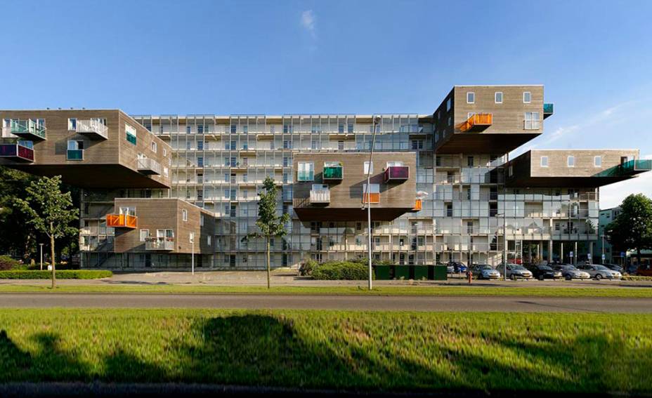 Para manter a iluminação natural adequada, o terreno só comportava 87 apartamentos - e o plano original era de 100, todos voltados para moradores da terceira idade. Para resolver, os holandeses do MVRDV quase que de brincadeira sugeriram fazer os módulos restantes acoplados como gavetas, que ficaram suspensos no ar. A área total é de 7500 m² e o orçamento foi de 4,5 milhões de euros.