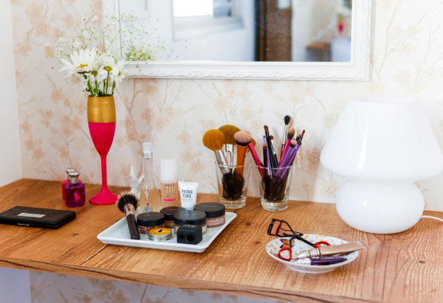 04-antes-e-depois-quarto-ganha-papel-de-parede-e-cantinho-da-maquiagem