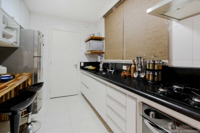 Cozinha de um apartamento de 90 m², em São Paulo. Projeto de Caroline Manfrin.