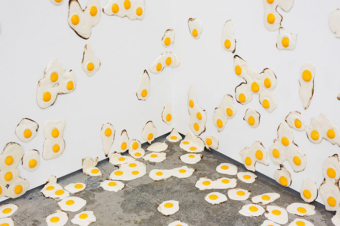 04-artista-cria-instalacao-em-nova-york-com-7-mil-ovos-fritos