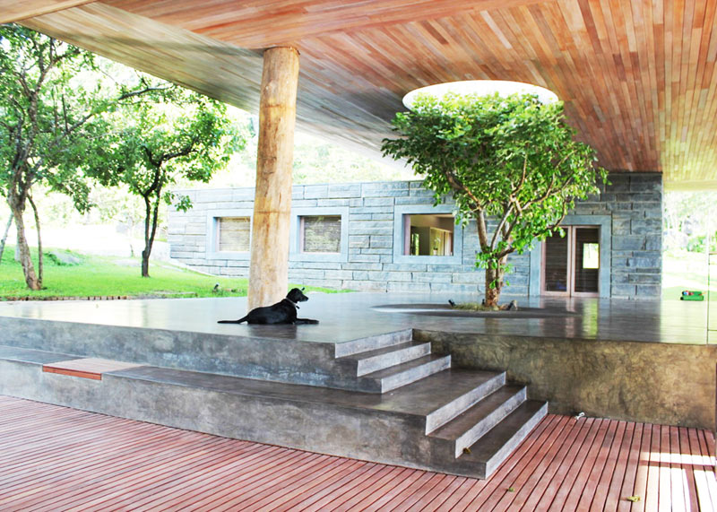 04-casa-de-madeira-e-granito-parece-flutuar-a-beira-de-barragem-africana
