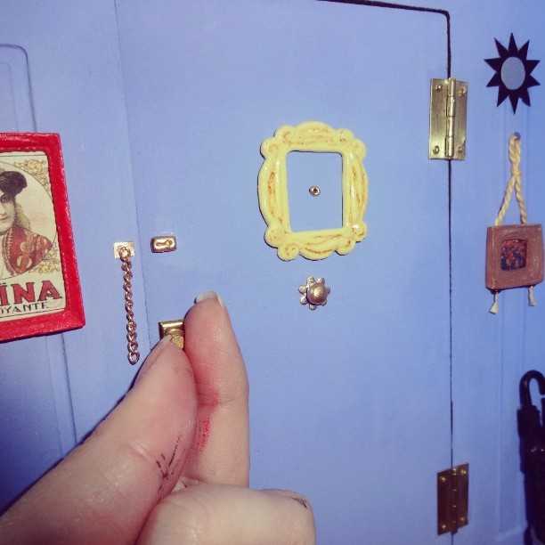 04-detalhe-porta-e-moldura-amarela-miniatura-apartamento-monica-geller