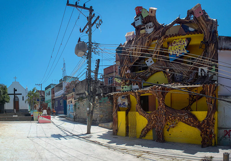 04-escultura-de-lua-do-frances-jr-repousa-sobre-a-casa-amarela-no-rio